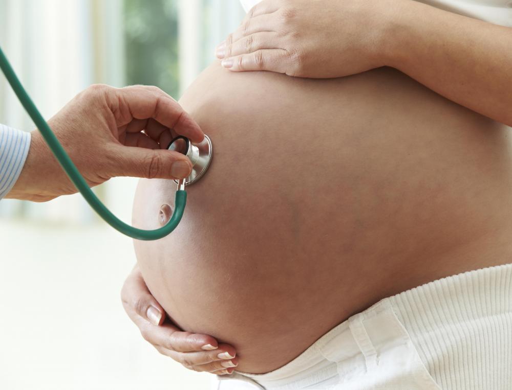 pregnant-woman-with-stethoscope